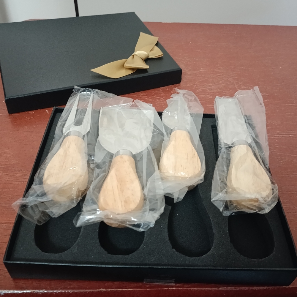 Cheese Spreader Set of 4, New in Box, Never Used,